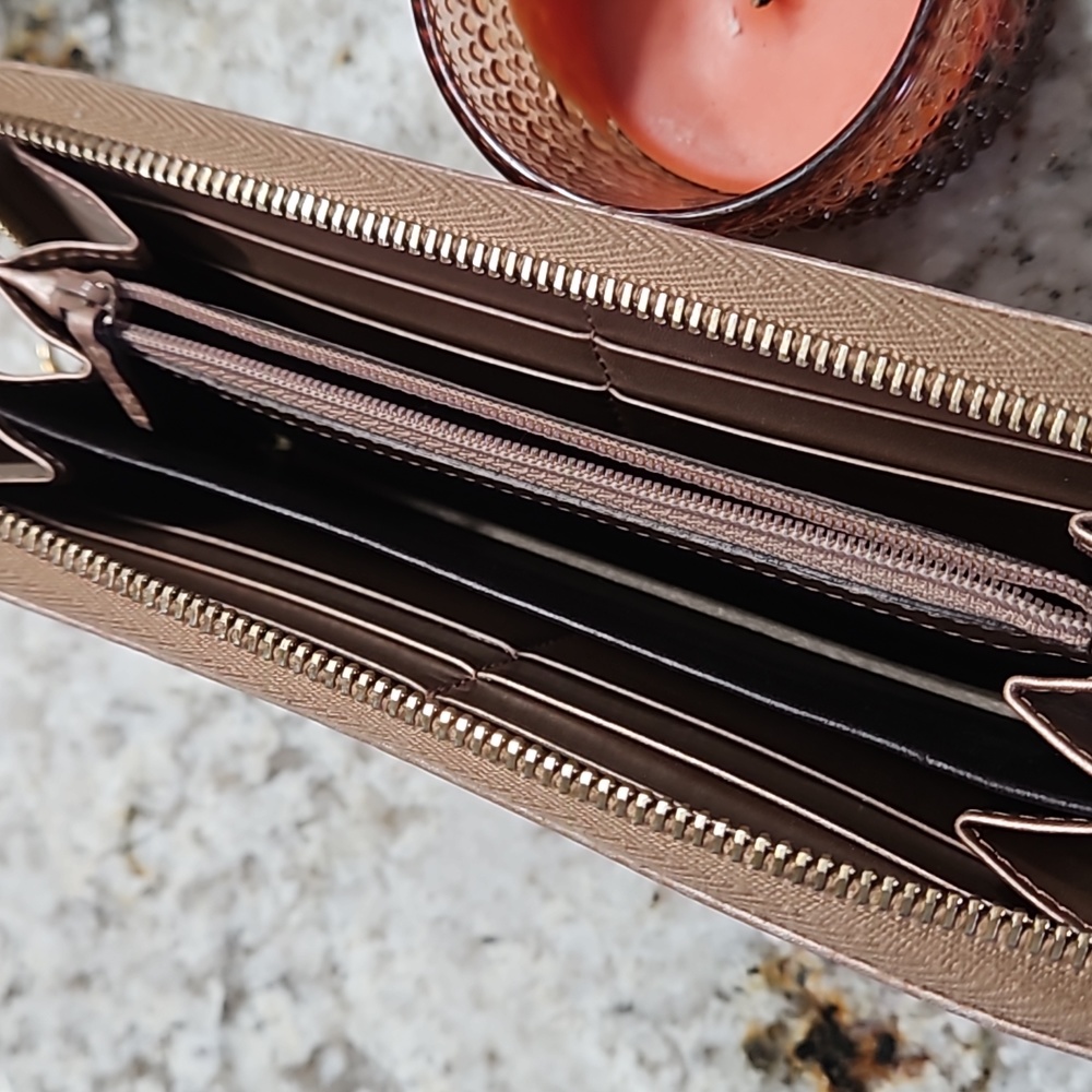 Authentic Gucci wallet - Picture 9 of 16
